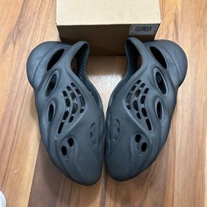 Onyx Foamrunners Size 9